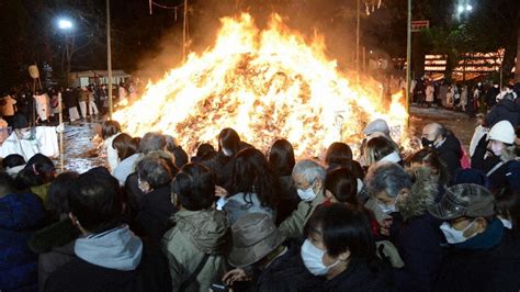 無病息災祈り、どんと祭 正月飾りや古神札、焼き納め 大崎八幡宮で裸参り ／宮城 毎日新聞