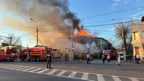 Incendiu Devastator N Sectorul Au Luat Foc O Cl Dire De Birouri I