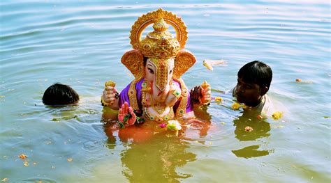 Ganesh Visarjan 2021 अगर आप गणेश विसर्जन करने जा रहे हैं रखें इन