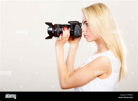 Images de tir fille photographe Jolie femme blonde à prendre des photos avec un appareil photo