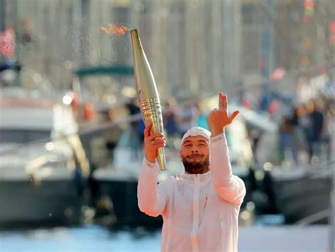 Flamme Olympique Flamme olympique à Marseille le maire Benoît Payan