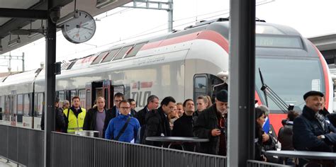 Treno Svizzero A Gonfie Vele Decine Di Italiani Vanno A Prenderlo A Stabio