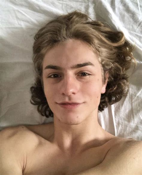 Pin By Pixiegirl America On Chicos Simpaticos Blonde Guys Long Hair Styles Men Pretty People