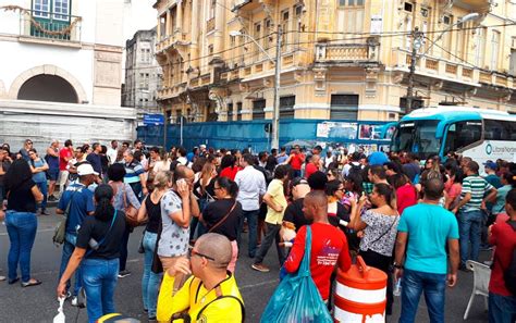 Em Paralisa O Servidores De Salvador Fecham Pista Na Frente Da C Mara