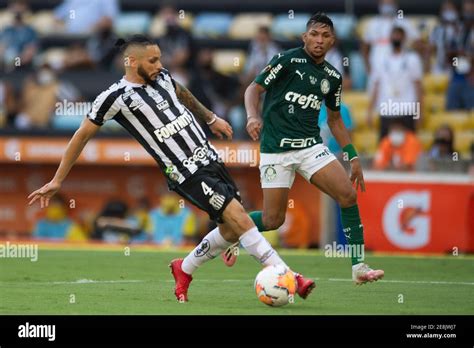 Rony Do Palmeiras Disputa Lance Par Do Santos Durante A Partida