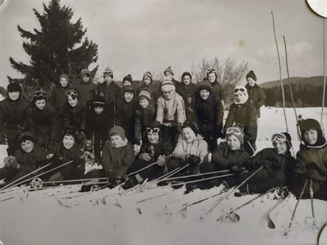 Photo De Classe Classe De Neige Cm2 De 1970 Ecole Du Bourg I Copains