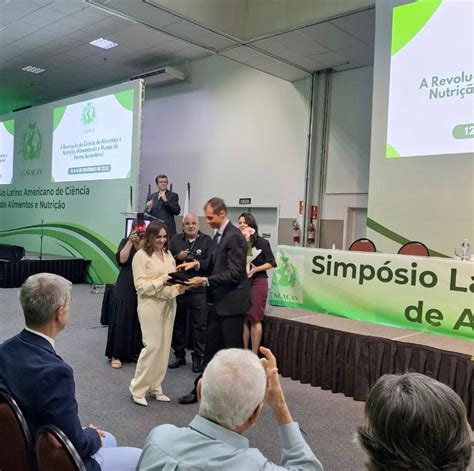 Pr Reitora Regilda Moreira Ara Jo Recebe Homenagem No Simp Sio