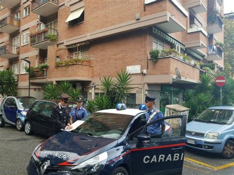 Pomezia Ragazza Minaccia Di Lanciarsi Dal Quinto Piano Salvata Dai