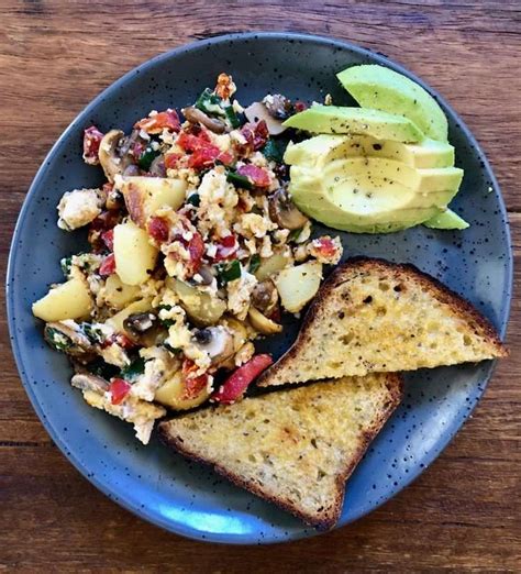 Scrambled Eggs With Sundried Tomatoes And Mushrooms