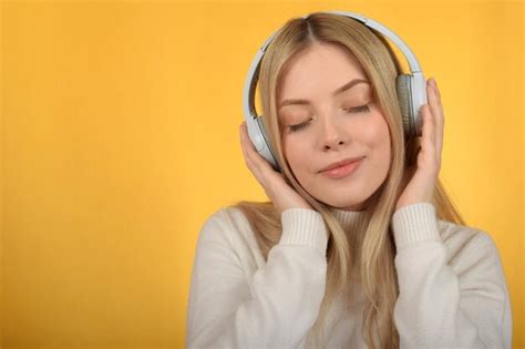 Premium Photo A Woman With Headphones On On Her Head