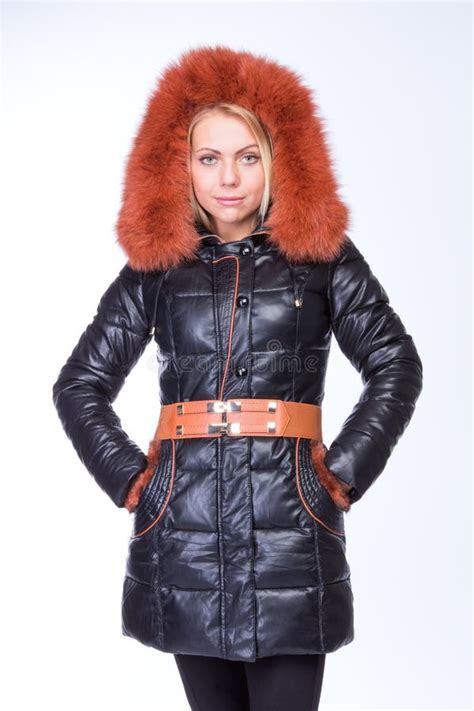 Jeune Belle Fille Blonde Dans Une Veste Noire Photo stock Image du cheveu vêtez 66157460