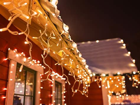 The Best Tips for Putting Up Outdoor Christmas Lights | Reader's Digest