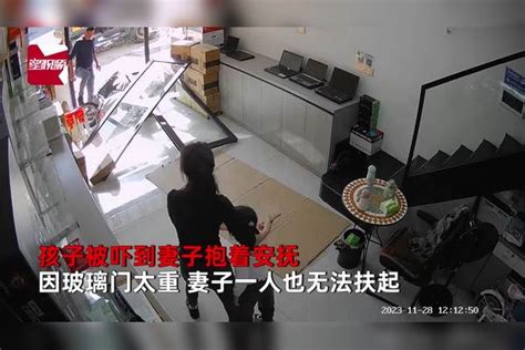 女子骑车直冲店铺撞倒玻璃门被压，店主带娃被吓懵，路人合力救人