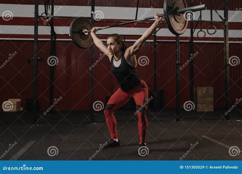 Atleta De Sexo Femenino Del Crossfit Joven Que Levanta Gastos