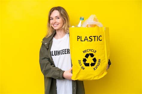 Una Joven Inglesa Rubia Sosteniendo Una Bolsa Llena De Botellas De