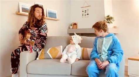 Julien Doré En Pyjama Rend Une Visite Surprise à Deux Jeunes Fans L