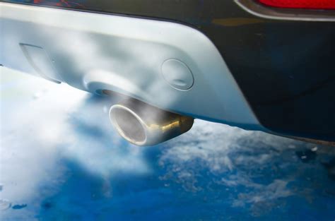 Solución rápida para tu carro Descubre por qué tira humo blanco al