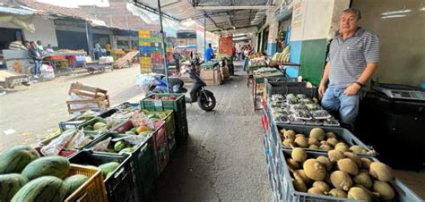 Por Ca Da Del Puente El Alambrado Algunos Productos Y Alimentos Podr An