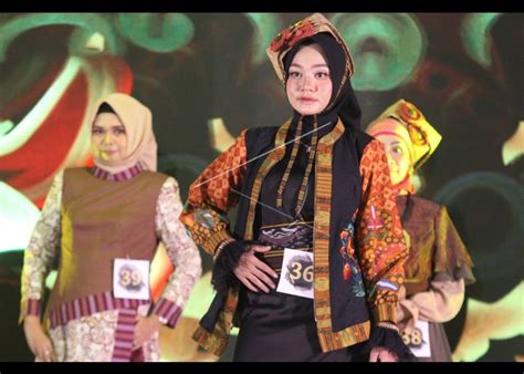 Lomba Peragaan Busana Bertema Batik Di Malang Antara Foto