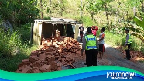 Tak Kuat Menanjak Truk Bermuatan Genteng Terbalik Di Jalan Tanjakan