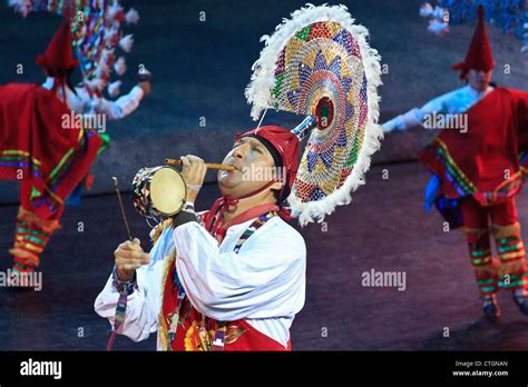 El hombre mexicano toca la flauta y el tambor en Xcaret es México