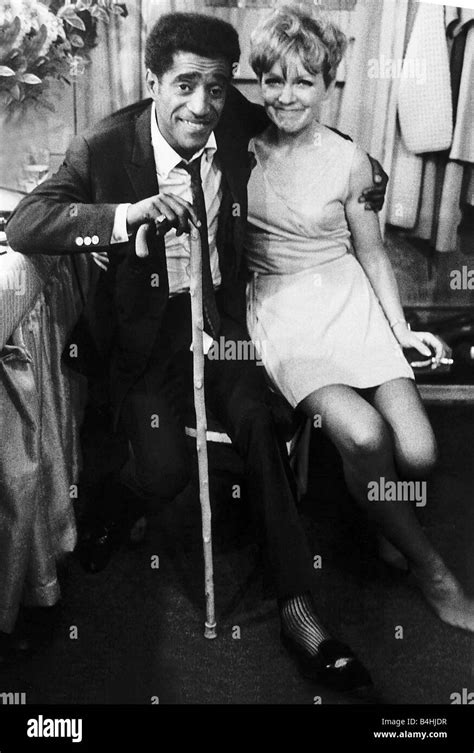 Sammy Davis Jnr with actress Vivienne Martin 1968 Stock Photo - Alamy