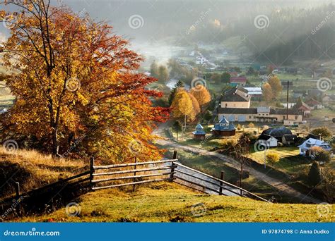 Kleines Dorf Im Herbst Karpaten Stockfoto Bild Von Wald Fallen 97874798