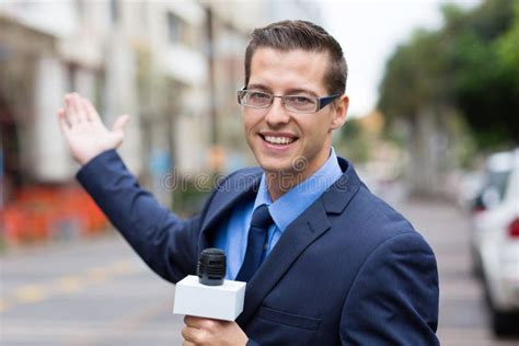 Reportero De Las Noticias Al Aire Libre Imagen De Archivo Imagen De