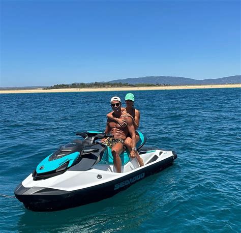 Cristiano Ronaldo e Georgina Rodríguez mostram passeio em moto aquática