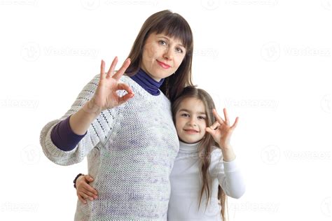 mère avec sa petite fille montre un geste correct 16094621 Photo de