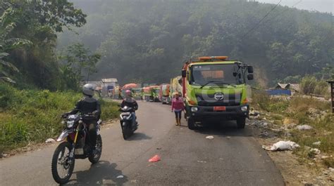 Penampakan Antrean Truk Pengangkut Sampah Yang Mengular Akibat TPA