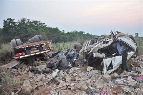 Duas Pessoas Ficam Feridas Após Capotagem De Carreta Na Br 163