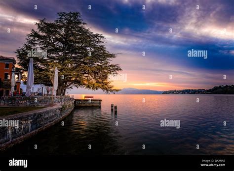 Sonnenaufgang über Dem Gardasee Von Der Anlegestelle In Salo Aus