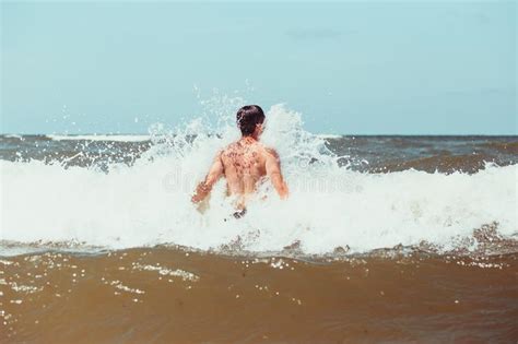 Hombre Joven Que Goza De Las Altas Ondas En El Mar Durante Vacaciones