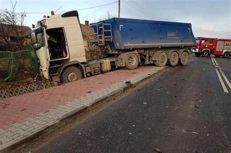 Tragiczny Wypadek Tir Zmia D Y Osob Wk Jedna Osoba Nie Yje S