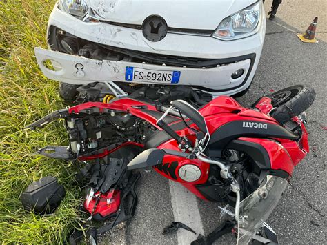 Fano Auto Tampona Moto In Ospedale Il Centauro Non Solo Flaminia