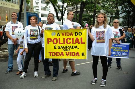 Parentes De Policiais Mortos Protestam No Rio