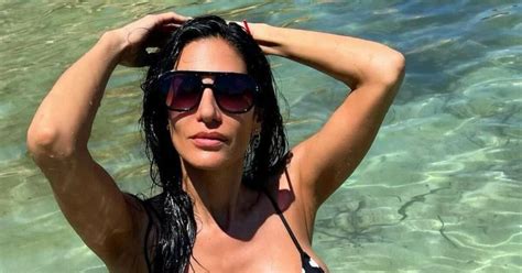 Silvina Escudero le dio la espalda a la cámara con una microbikini