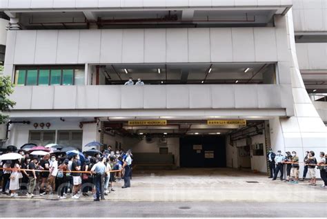 港去年七一刺警案三被告 被加控暴動罪｜大紀元時報 香港｜獨立敢言的良心媒體