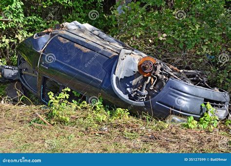 Destruição Do Carro Abandonada Imagem de Stock Imagem de mecânico