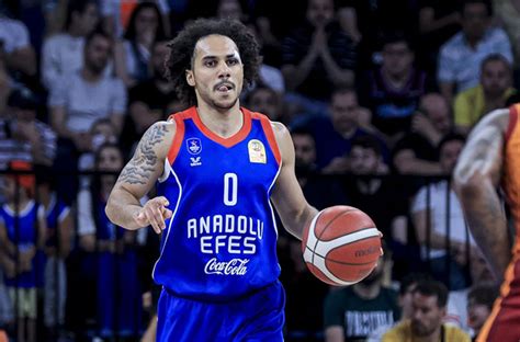 Adı Fenerbahçe ile anılan Shane Larkin resmen imzayı attı