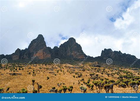 Paisajes Hermosos De La Montaña En Las Formaciones De Roca Volcánica En