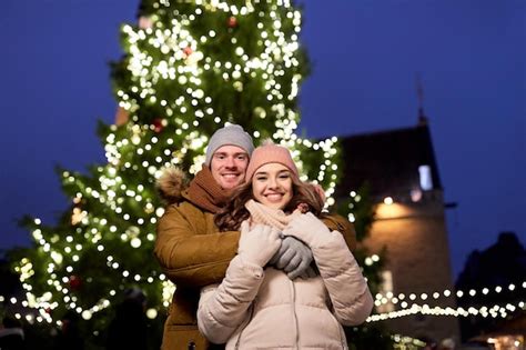 Feriados De Inverno E Conceito De Pessoas Feliz Jovem Casal Namorando