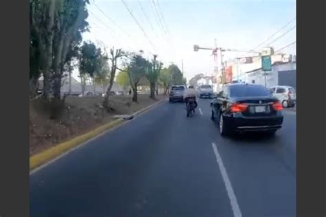 Entre carriles y zigzagueando así fue captado un motorista