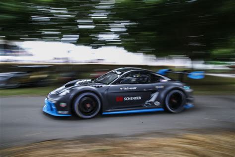 Porsche GT4 e−Performance in Goodwood