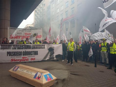 Protest G Rnik W W Warszawie Sprzeciwiaj Si Likwidacji Polskiego