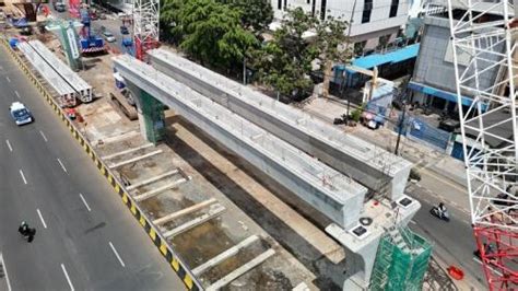 Waskita Karya Wskt Angkat Girder Pertama Pada Pembangunan Lrt Jakarta