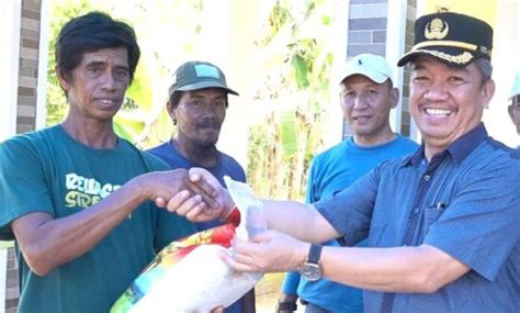 Pemkot Kendari Serahkan Bantuan Tanggap Darurat Untuk Korban Banjir Di