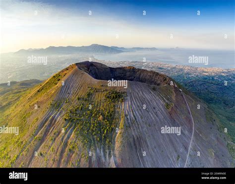 Vista aérea del cráter del Vesubio y del Golfo de Nápoles al amanecer