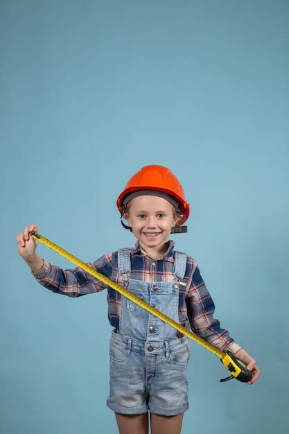 Mignon Petit Enfant Caucasien Portant Un Casque Tenant Un Ruban à